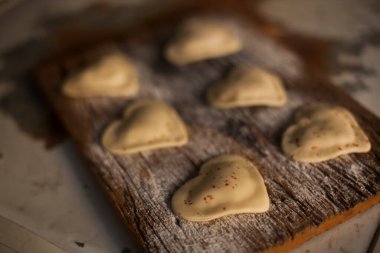 Kalp şekli Raw Makarna ve çiçek Detayları kapat