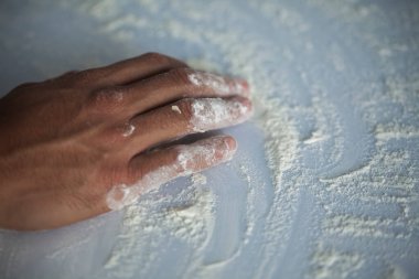 İnsan eli makarna yapıyor. Mutfak masasında çiğ ve kuru makarna yapıyor.