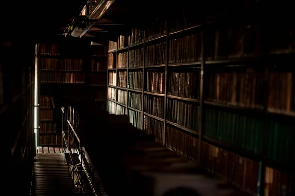 Antigua Biblioteca Madera Libros Antiguos Estante Madera Foto Alta Calidad —  Fotos de Stock