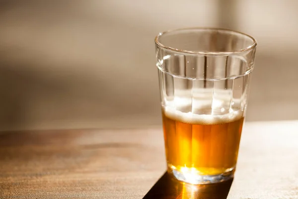 Bier Dat Een Zonnige Dag Uit Fles Glas Stroomt Hoge — Stockfoto