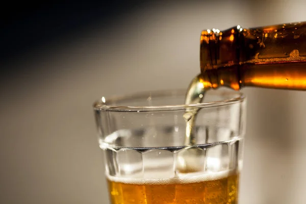 Bier Dat Een Zonnige Dag Uit Fles Glas Stroomt Hoge — Stockfoto