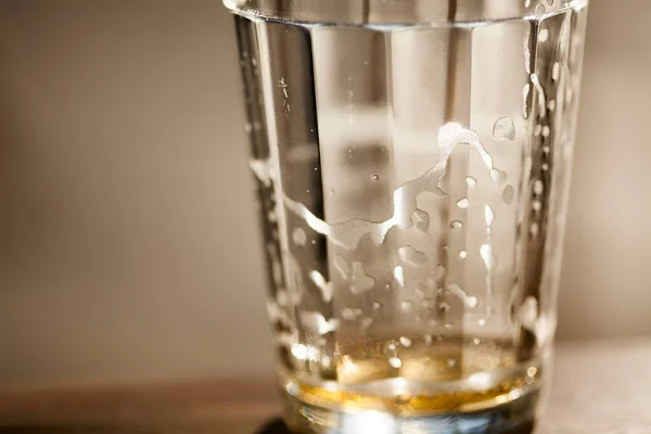 Bier Dat Een Zonnige Dag Uit Fles Glas Stroomt Hoge — Stockfoto