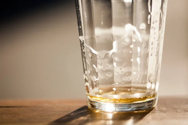 Bier Dat Een Zonnige Dag Uit Fles Glas Stroomt Hoge — Stockfoto