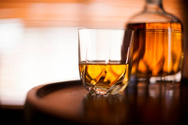 Whisky Glas Close Een Donkere Bar Instelling Selectieve Focus Het — Stockfoto