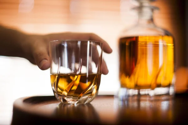 Menselijke Hand Whiskey Glas Close Een Donkere Bar Instelling Selectieve — Stockfoto