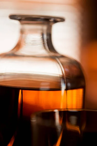 威士忌杯在黑暗的酒吧里关上了 选择性地聚焦在玻璃杯上 复制空间 高质量的照片 — 图库照片