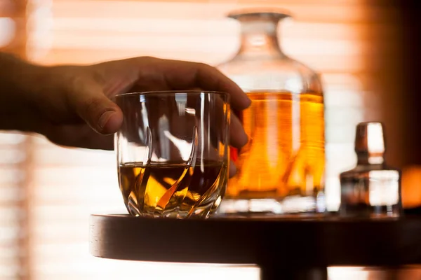 Menselijke Hand Whiskey Glas Close Een Donkere Bar Instelling Selectieve — Stockfoto