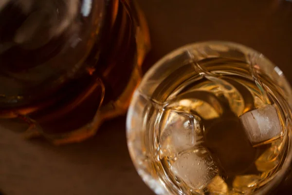 Whisky Glas Close Een Donkere Bar Instelling Selectieve Focus Het — Stockfoto