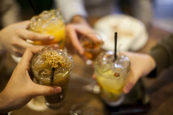 Skupina Lidí Jásajících Caipirinha Drink Brýle Šťastní Mladí Přátelé Těší — Stock fotografie