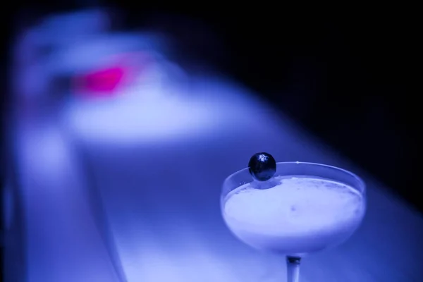 Κοντινό Πλάνο Του Classic Dry Martini Ελιά Υψηλής Ποιότητας Φωτογραφία — Φωτογραφία Αρχείου