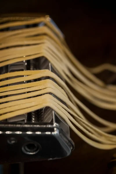 Pâtes Tagliatelle Crues Sèches Avec Machine Pâtes Sur Table Cuisine — Photo