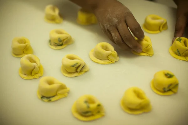 Manos Humanas Haciendo Pasta Capeletti Cruda Seca Mesa Cocina —  Fotos de Stock