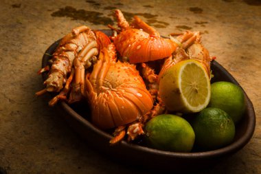 Lezzetli taze ve limonlu ıstakoz, muz yaprağında limon. Yüksek kalite fotoğraf