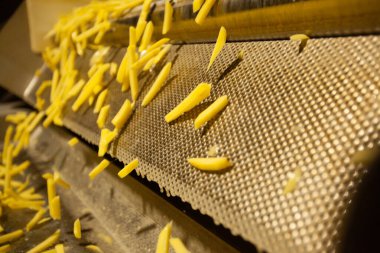 Patates fabrikasının üretim hattı. Patates kızartması - fast food.