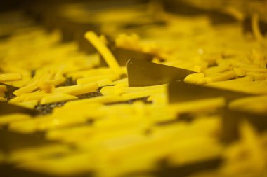 Patates fabrikasının üretim hattı. Patates kızartması - fast food.