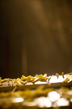 Patates fabrikasının üretim hattı. Patates kızartması - fast food.