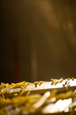 Patates fabrikasının üretim hattı. Patates kızartması - fast food.