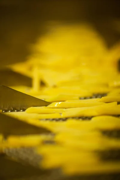 Línea Producción Una Fábrica Patatas Papas Fritas Comida Rápida —  Fotos de Stock