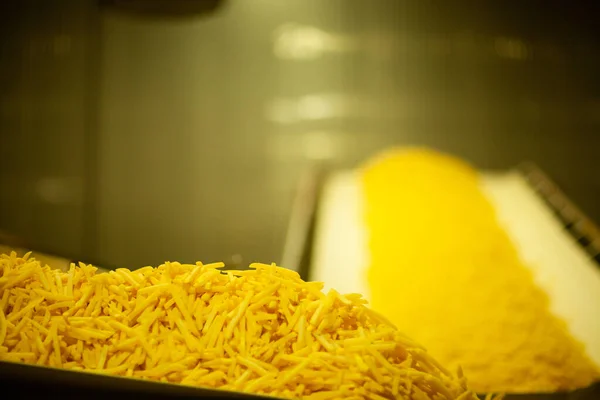 Patates fabrikasının üretim hattı. Patates kızartması - fast food.