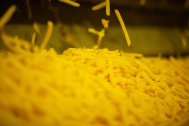 Patates fabrikasının üretim hattı. Patates kızartması - fast food.