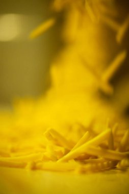 Patates fabrikasının üretim hattı. Patates kızartması - fast food.