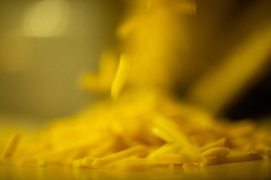 Patates fabrikasının üretim hattı. Patates kızartması - fast food.