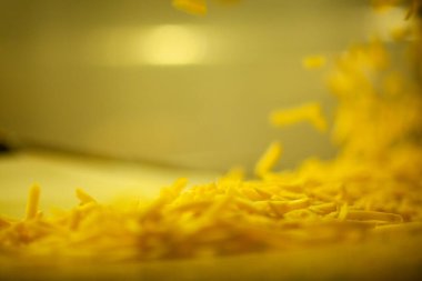 Patates fabrikasının üretim hattı. Patates kızartması - fast food.