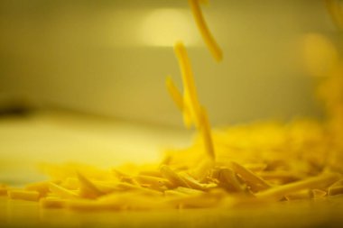 Patates fabrikasının üretim hattı. Patates kızartması - fast food.