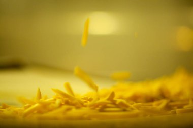 Patates fabrikasının üretim hattı. Patates kızartması - fast food.