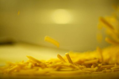 Patates fabrikasının üretim hattı. Patates kızartması - fast food.