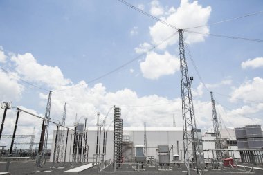 Endüstriyel Elektrik Hatları ve Yüksek Voltaj Hatları. Yüksek kalite fotoğraf