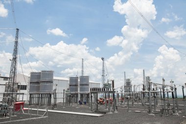 Endüstriyel Elektrik Hatları ve Yüksek Voltaj Hatları. Yüksek kalite fotoğraf