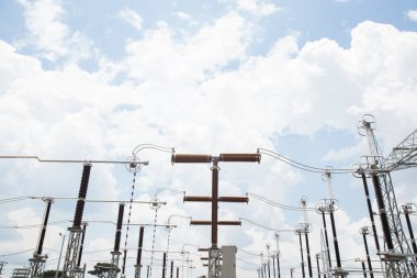 Endüstriyel Elektrik Hatları ve Yüksek Voltaj Hatları. Yüksek kalite fotoğraf