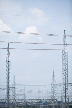 Endüstriyel Elektrik Hatları ve Yüksek Voltaj Hatları. Yüksek kalite fotoğraf