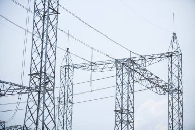 Endüstriyel Elektrik Hatları ve Yüksek Voltaj Hatları. Yüksek kalite fotoğraf