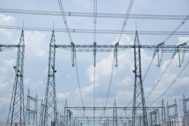 Endüstriyel Elektrik Hatları ve Yüksek Voltaj Hatları. Yüksek kalite fotoğraf