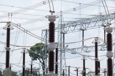 Endüstriyel Elektrik Hatları ve Yüksek Voltaj Hatları. Yüksek kalite fotoğraf