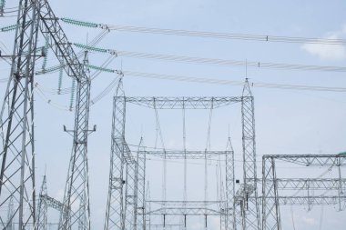 Endüstriyel Elektrik Hatları ve Yüksek Voltaj Hatları. Yüksek kalite fotoğraf