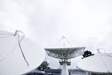 Açık alanda uydu antenleri.