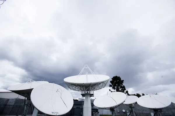 Açık Alanda Uydu Antenleri — Stok fotoğraf