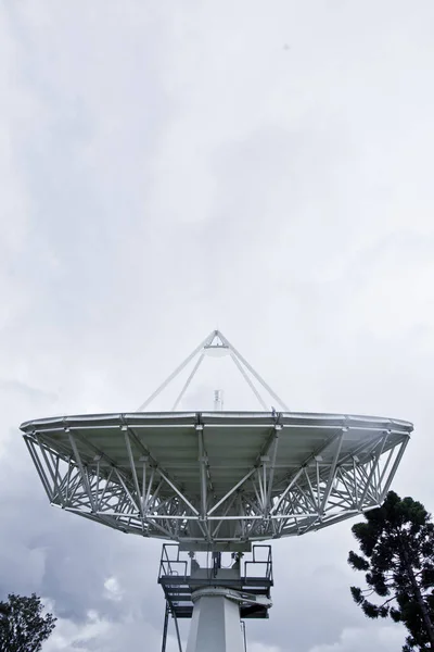 Супутникові Антени Відкритому Полі — стокове фото