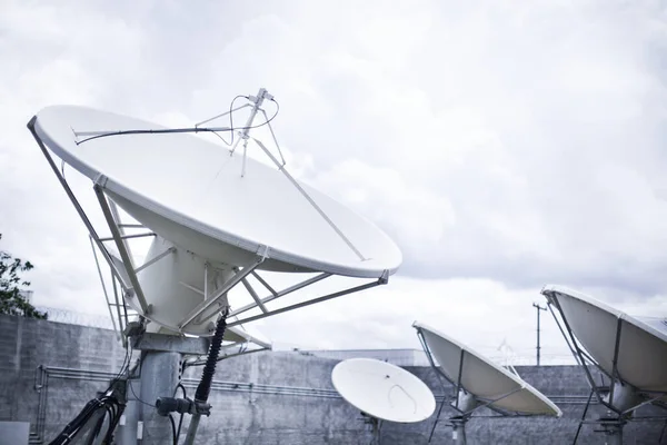 Açık Alanda Uydu Antenleri — Stok fotoğraf