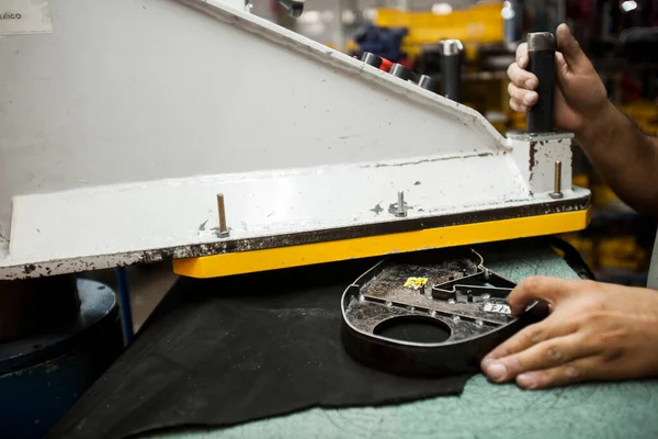 Ayakkabı ve Sneaker Factory. Bir endüstriyel fabrikanın içinde. Yüksek kalite fotoğraf