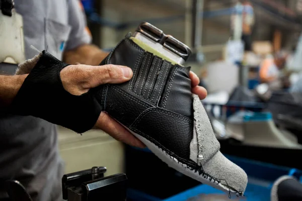 Ayakkabı ve Sneaker Factory. Bir endüstriyel fabrikanın içinde. Yüksek kalite fotoğraf