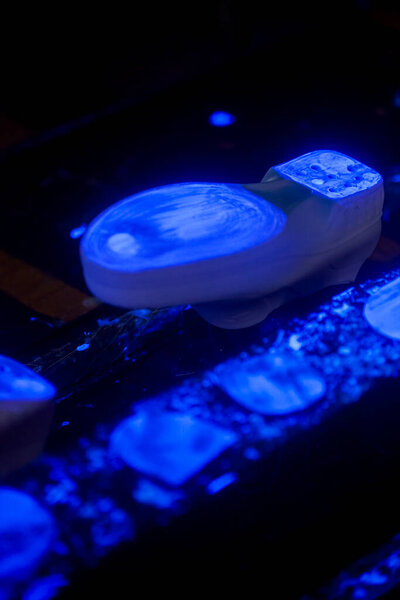 SHOE AND SNEAKER FACTORY. внутри промышленного завода. Высокое качество фото