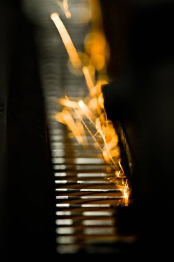 Kıvılcımlar, iğne işleme makinesinde uçuşuyor. Metalürjik bitki arka planı. Endüstriyel üretim kavramı için bitmiş parçalar üretimi. 