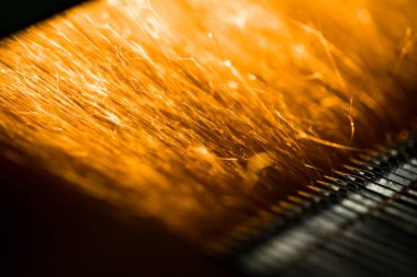 Kıvılcımlar, iğne işleme makinesinde uçuşuyor. Metalürjik bitki arka planı. Endüstriyel üretim kavramı için bitmiş parçalar üretimi. 