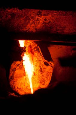Sıcak metal kaseden Çelik fabrikasında özel bir form içine dökülür. 