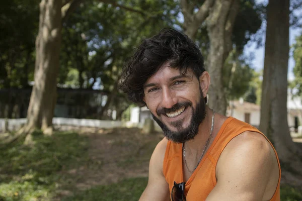 Retrato Jovem Sorridente Parque Belo Dia Ensolarado Fundo Verde Natureza — Fotografia de Stock