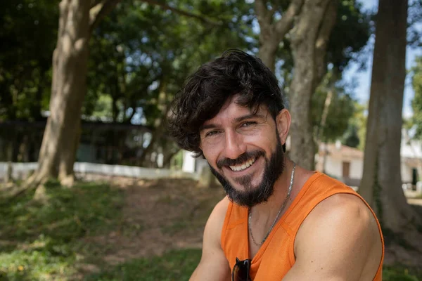 Retrato Jovem Sorridente Parque Belo Dia Ensolarado Fundo Verde Natureza — Fotografia de Stock